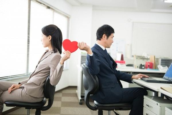 職場で「距離が近い男女」は両想い？脈ありサイン&付き合う方法