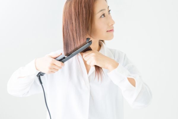 ヘアアイロンの温度は何度がベスト？髪を傷めないアイロン方法とは