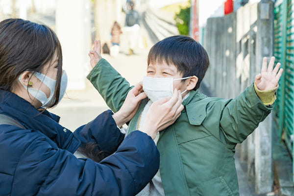 医師や親たちが心配する“マスクで広がる園内感染”。小さな子が着けて逆効果に