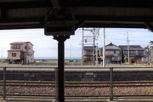 【新潟県・海が見える駅】ノスタルジックな駅舎も見どころ！日本海ひすいラインに乗って上越エリアを旅しよう