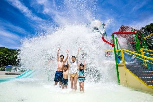 迫力のスライダーや水の要塞（ようさい）で大絶叫！神戸の大自然に囲まれたプールで夏を楽しもう