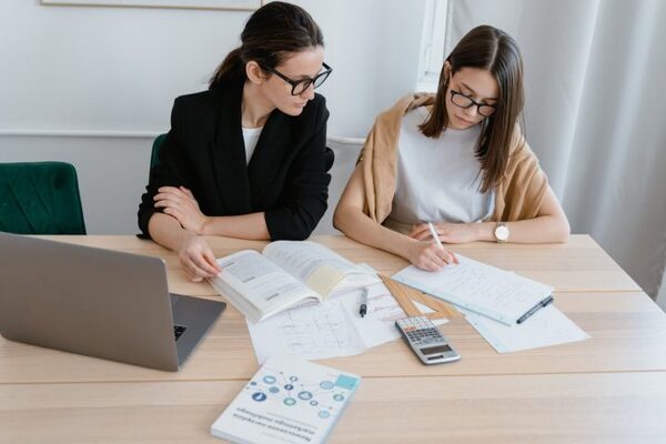 《例文》退職の菓子折りと共にお礼のメッセージを。上司・同僚・後輩に送る言葉たち