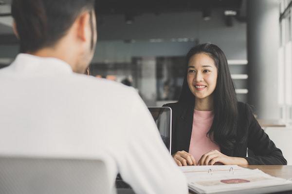 上司が好きな部下にとる態度の特徴とは？上司の心理や社内恋愛の進め方