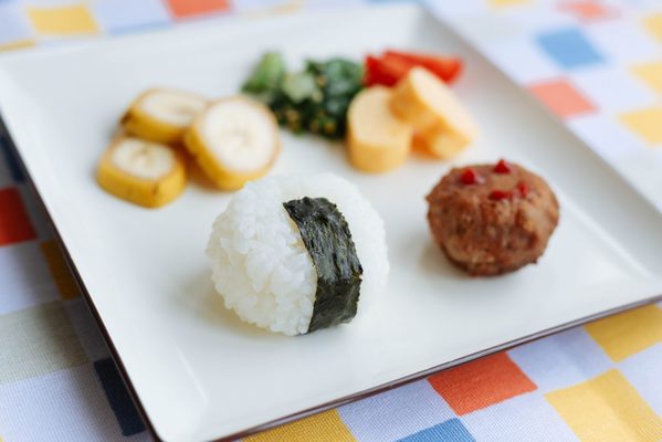 幼児食の簡単レシピおすすめ12選! おやつ、年齢別で食べる量や進め方も紹介
