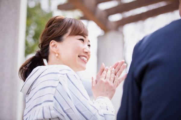 職場で「距離が近い男女」は両想い？脈ありサイン&付き合う方法