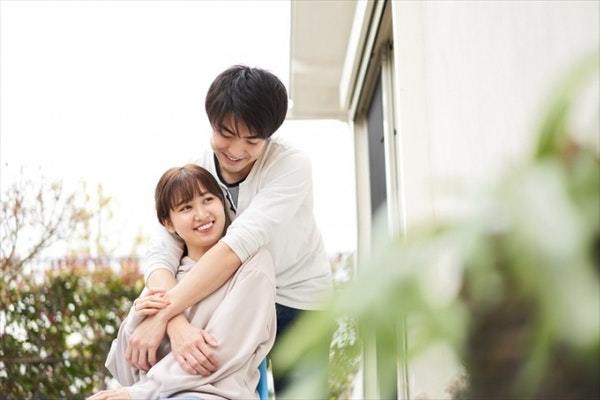 おでこにキスの意味とは？男性心理＆脈アリの確認方法まで解説！