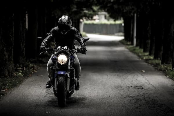 【夢占い】バイクに関する夢の意味をパターン別に徹底解説！