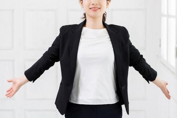 営業女性におすすめの服装とは？選び方のポイント3つを紹介