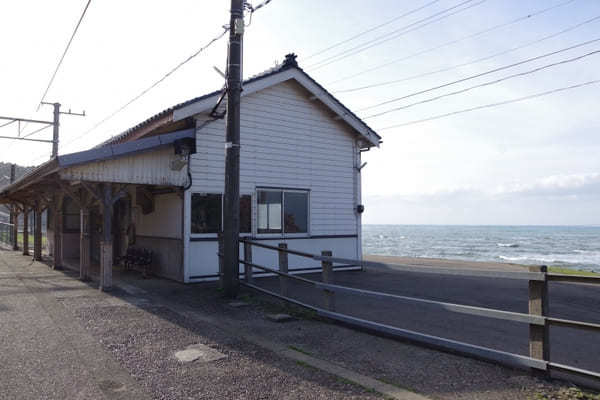 【新潟県・海が見える駅】ノスタルジックな駅舎も見どころ！日本海ひすいラインに乗って上越エリアを旅しよう