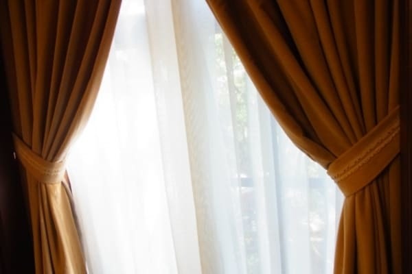 カーテンのカビの落とし方は?洗濯のコツを解説します!