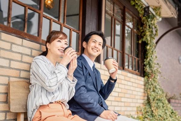 職場で「距離が近い男女」は両想い？脈ありサイン&付き合う方法