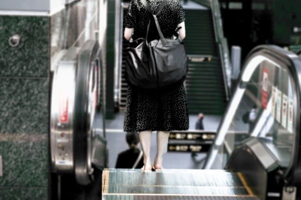 女性の転職スーツの正解は？年齢・業種別に見るおすすめスーツ