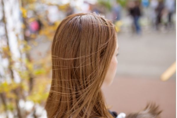 ヘアアイロンの温度は何度がベスト？髪を傷めないアイロン方法とは