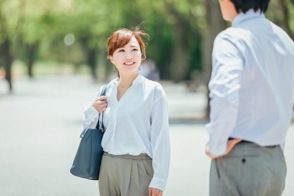 視線を外さない男性心理とは？脈ありサインを徹底解説！