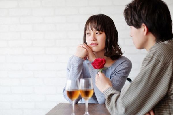 職場で「距離が近い男女」は両想い？脈ありサイン&付き合う方法