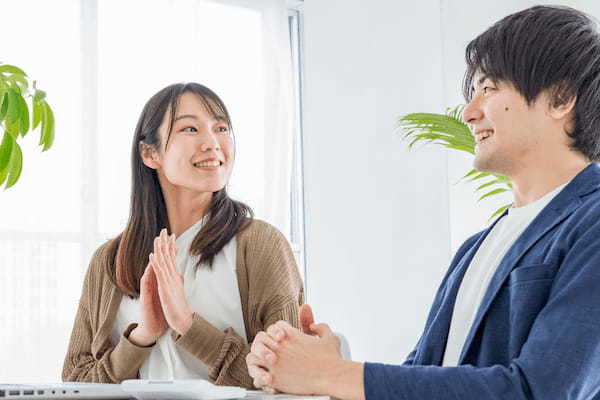 目を見て話す人は気持ち悪い！？じっと見る人の特徴と心理を解説