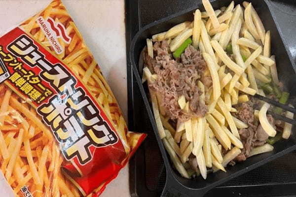 冷凍フライドポテトを“凍ったまま”炒め物に入れたら…しゅ、しゅごい！美味しすぎてバグる