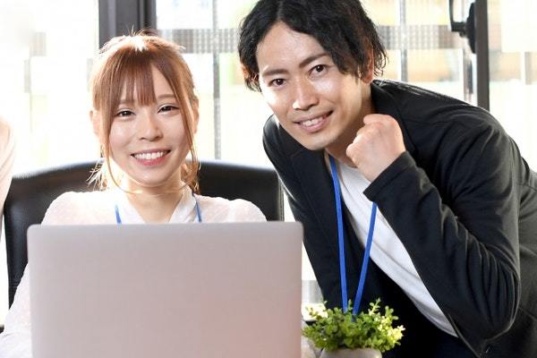 職場で「距離が近い男女」は両想い？脈ありサイン&付き合う方法