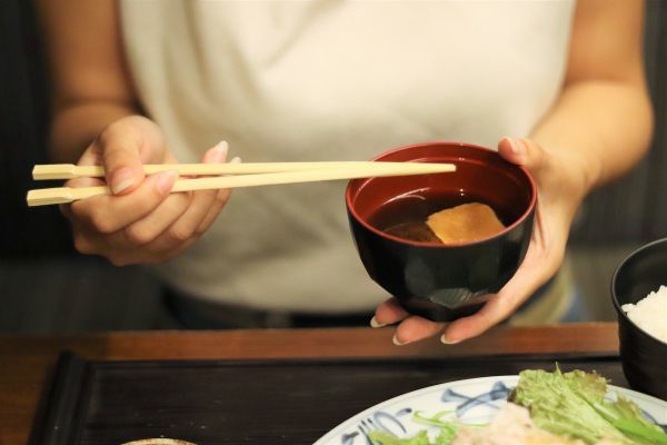 美しい所作が武器になる！日本食を頂くときの箸マナー