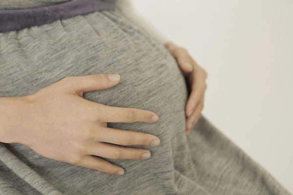 妊娠初期（妊娠15週まで）に妊婦が飛行機に乗っても大丈夫？ 母体への影響と注意点も
