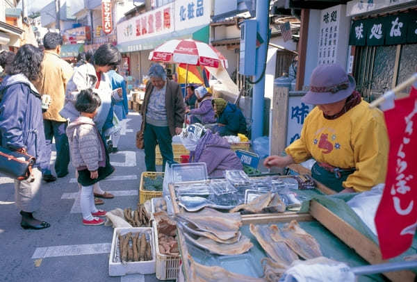 全国のグルメな人気観光スポット38選！食べ歩きも楽しい大型市場・朝市・商店街特集