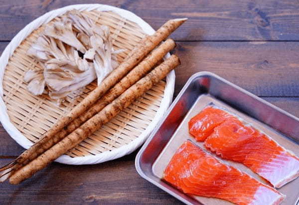 「きのう何食べた?」のレシピを我が家風にアレンジ!鮭と舞茸とごぼうの炊き込みご飯1.jpg