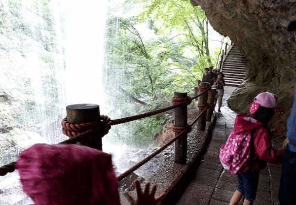 【長野】日本屈指の聖地「戸隠神社」と、滝裏で水しぶきを浴びる「雷滝」をめぐる