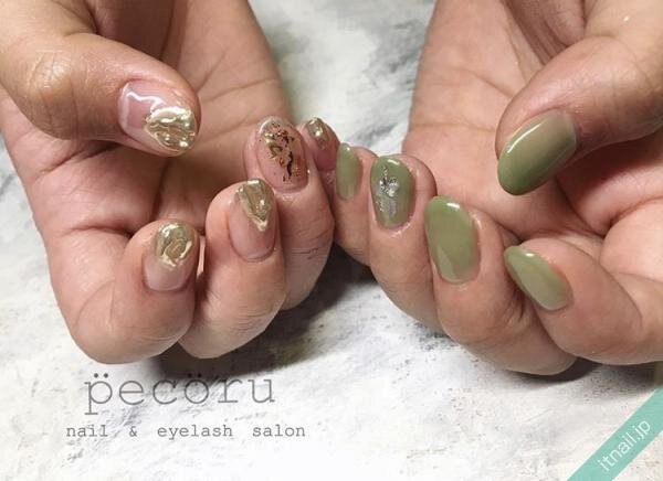 秋の最旬ネイル【くすみカラー×メタリック】で洗練デザイン