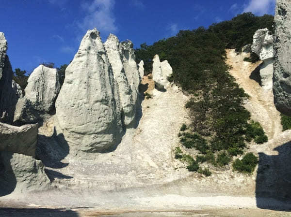 コバルトブルーの海にそり立つ白い造形美！青森県が誇る絶景「仏ヶ浦」が想像以上の美しさだった