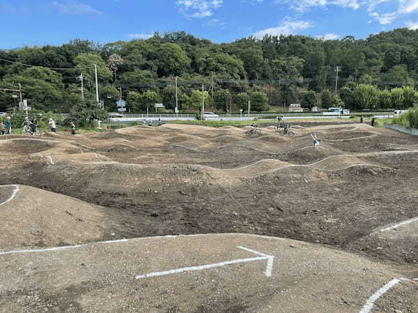 マウンテンバイクに乗って親子で大冒険！森林ライド＆国内最大級のコースを楽しめる大型オートキャンプ場がオープン【山梨】