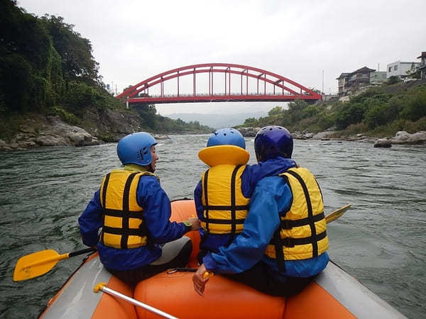 大人だって大はしゃぎ！子供と川で遊びつくす長野・天竜川でラフティング