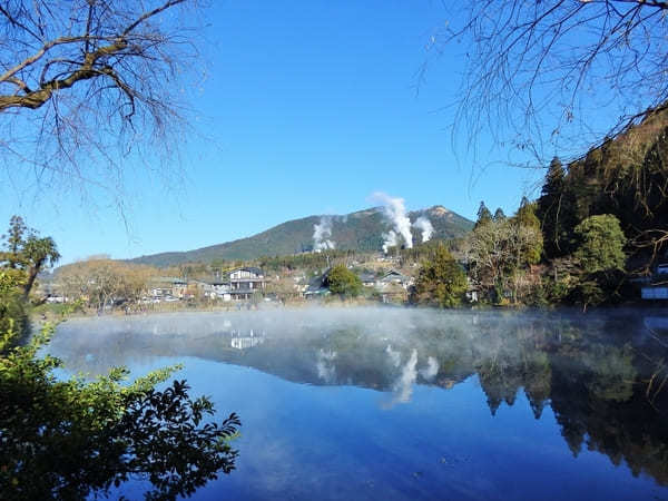 湖面から霧が立ちのぼる。幻想的な大分県由布院・金鱗湖を訪ねる