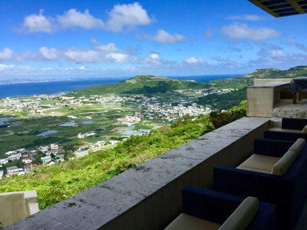 沖縄本島・海の見える絶景カフェ13選！沖縄旅行におすすめ