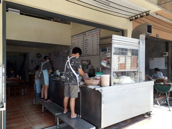 ガイドブックには載っていない！チェンマイ郊外の激混みタイラーメン店【ジェーダー】