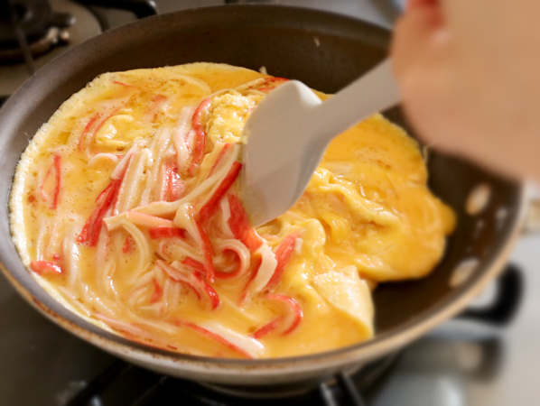 調理時間は5分！包丁要らずで作れる！半熟卵のふわとろカニ玉＆簡単サラダ1.jpg