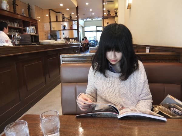 喫茶店のモーニングを食べる女性は優雅である。あなただけの上質な朝の時間。