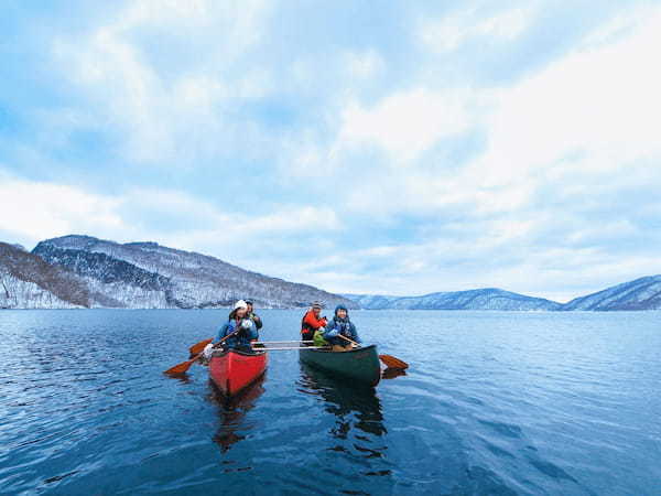 冬花火に氷瀑観賞、氷上カヌー、雪サウナまで！厳寒期の十和田湖には冬ならではの楽しみがいっぱい【青森】