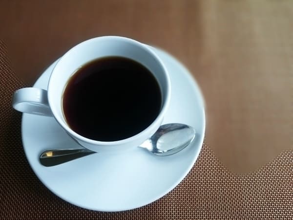 喫茶店のモーニングを食べる女性は優雅である。あなただけの上質な朝の時間。