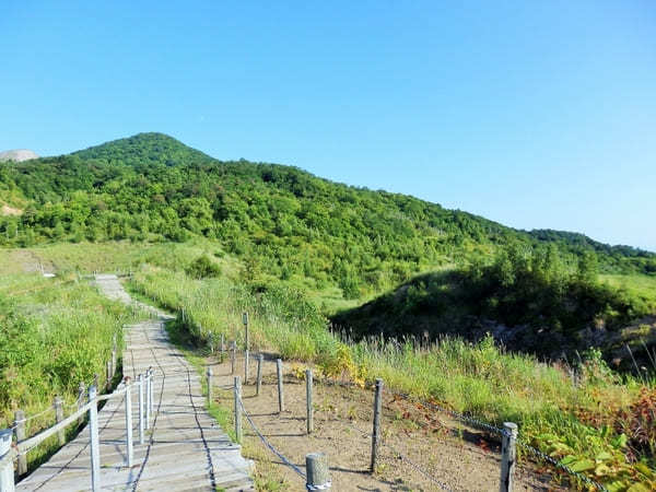 噴火の怖さを未来に伝える。北海道・有珠山西山山麓火口散策路を歩く