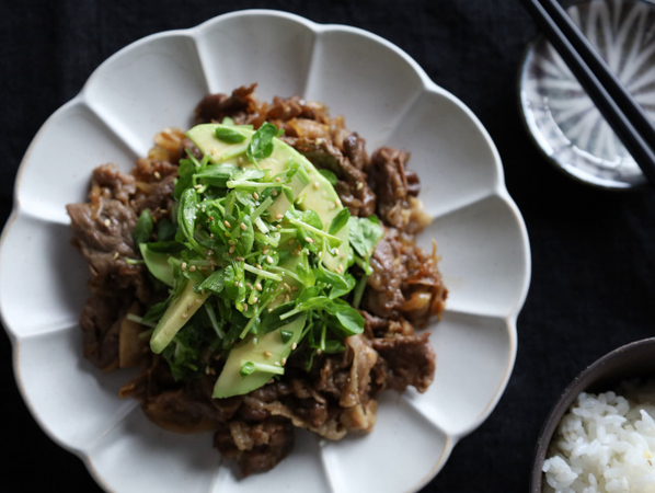 切り落とし肉が絶品おかずに大変身！白ごはんが止まらない　コク旨アボカドと牛肉のすき煮