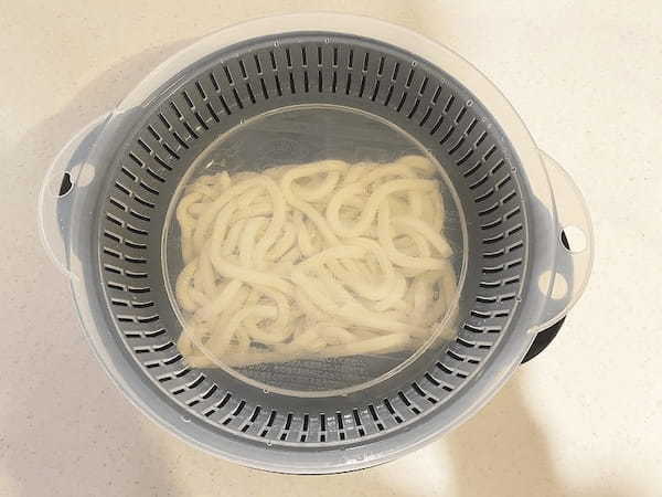 ダイソーの“冷凍うどん専用”神アイテム。レンチンだけで絶品うどん完成！