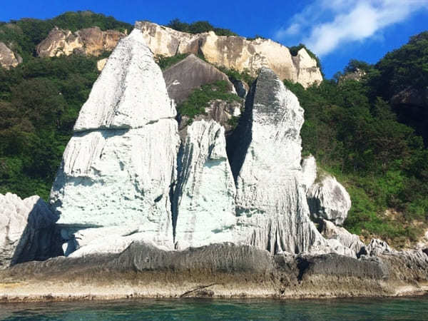 コバルトブルーの海にそり立つ白い造形美！青森県が誇る絶景「仏ヶ浦」が想像以上の美しさだった