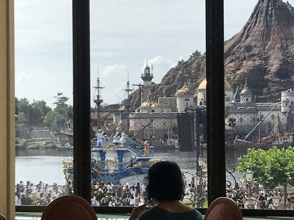 【東京ディズニーリゾート】パークを見ながら素敵すぎるお料理を！「ベッラヴィスタラウンジ」