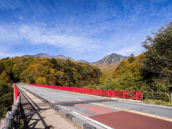 八ヶ岳を彩る絶景紅葉に感動！山梨「東沢大橋」と「富士見平展望台」