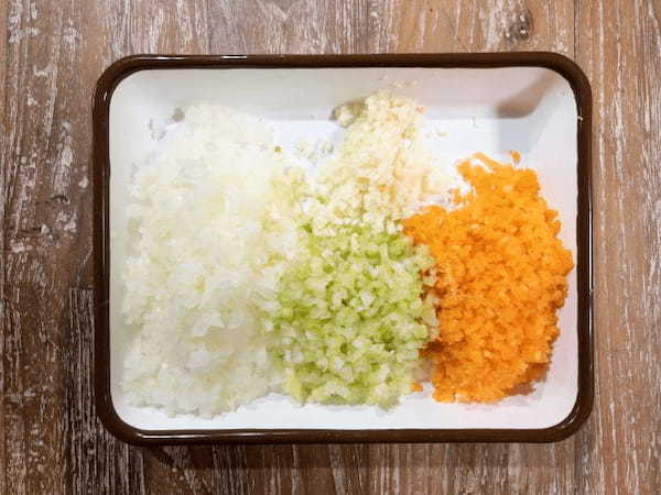 刻んで煮込んでお店の味！野菜たっぷり「ワンパンボロネーゼ」