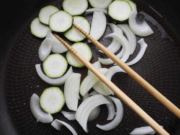 無印良品のカレーをうどんに絡めるだけ！美味しくなりすぎでしょ