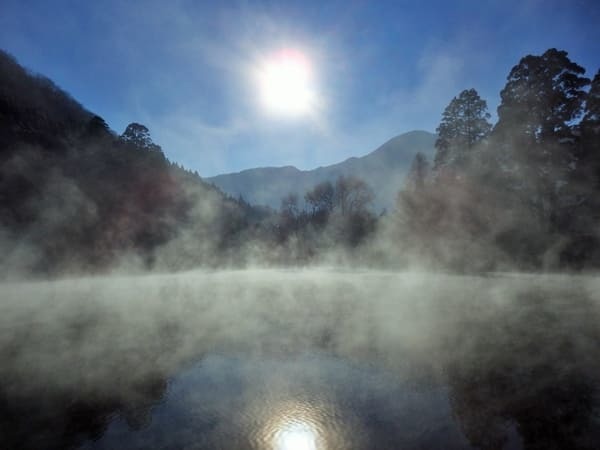 湖面から霧が立ちのぼる。幻想的な大分県由布院・金鱗湖を訪ねる