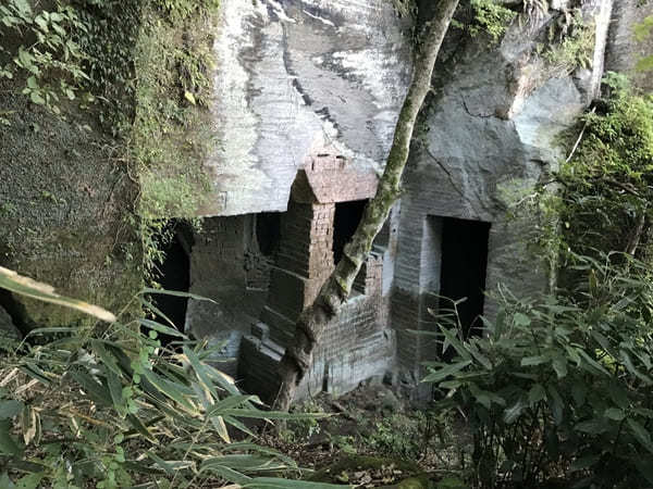 【千葉】「鋸山」登山はまるで遺跡探検！？「さすけ食堂」で幻の黄金アジフライも