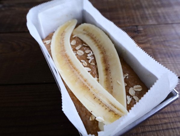 小麦粉もオイルも不使用！混ぜて焼くだけ　完熟バナナとクルミのオートミールパウンドケーキ