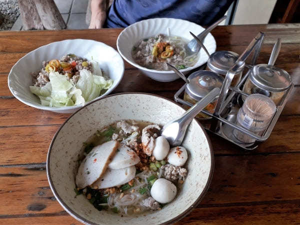 ガイドブックには載っていない！チェンマイ郊外の激混みタイラーメン店【ジェーダー】